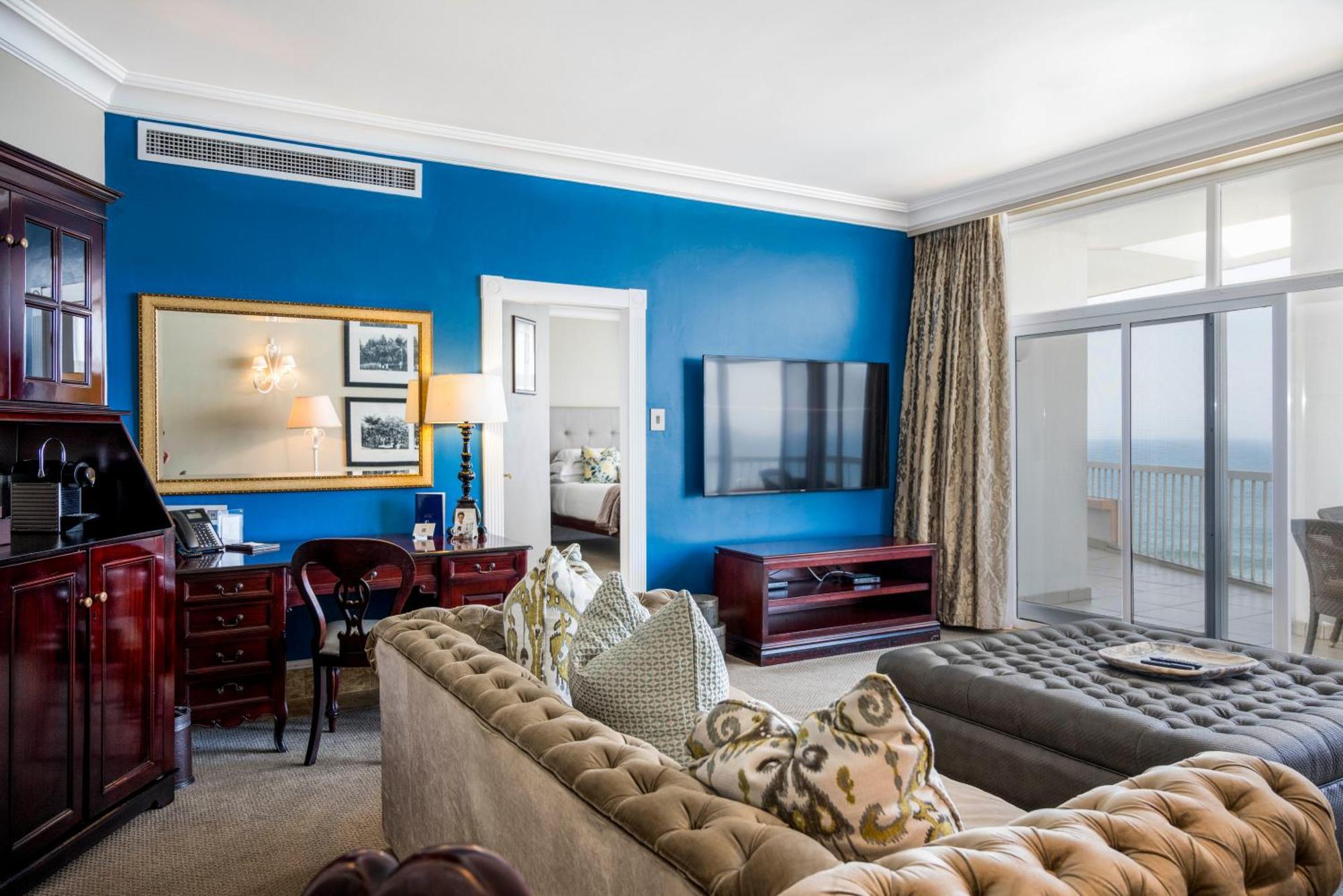 Beverly Hills Durban Eksteriør billede A living room in a suite at Trump Ocean Club International Hotel and Tower