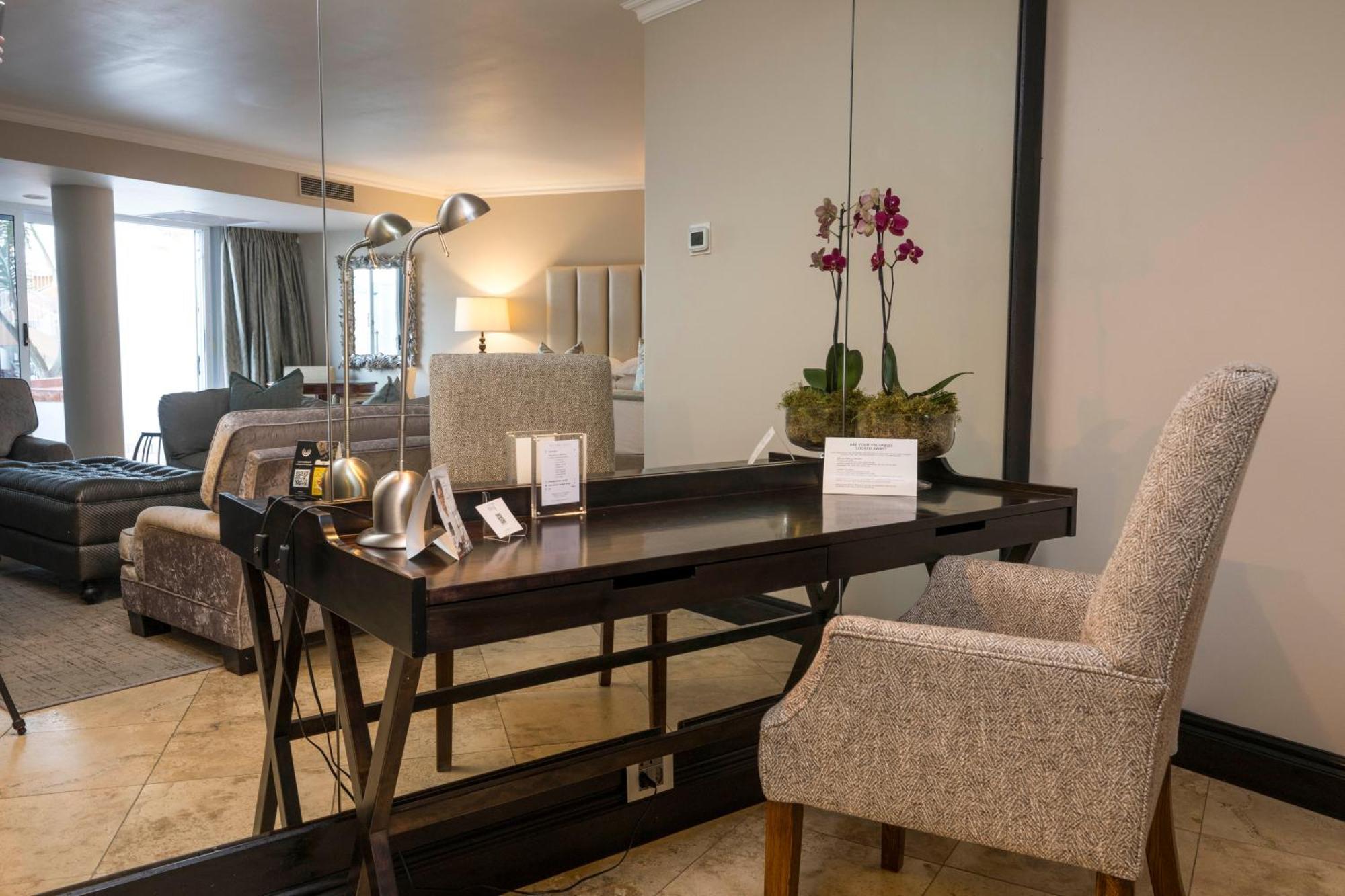 Beverly Hills Durban Eksteriør billede A suite at the hotel