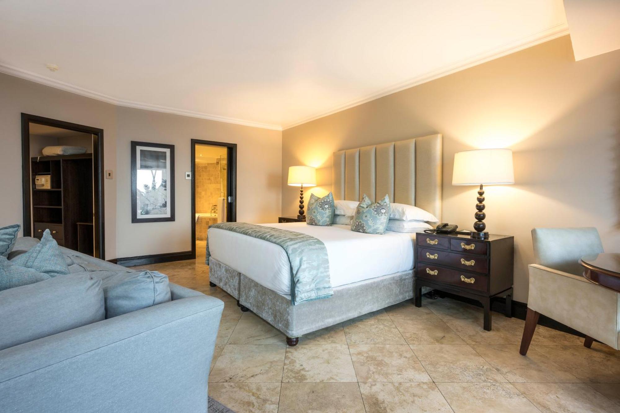 Beverly Hills Durban Eksteriør billede A bedroom at the Cape Grace