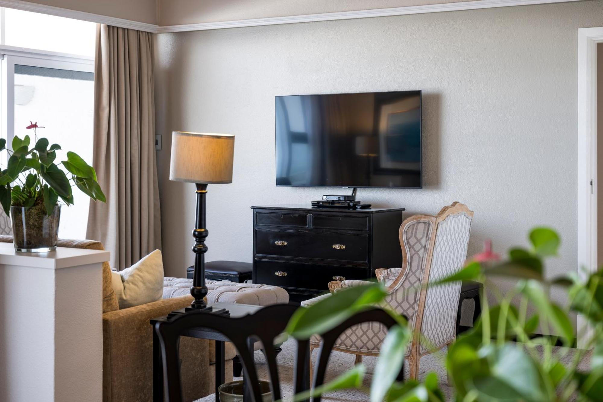 Beverly Hills Durban Eksteriør billede A television set in a hotel room