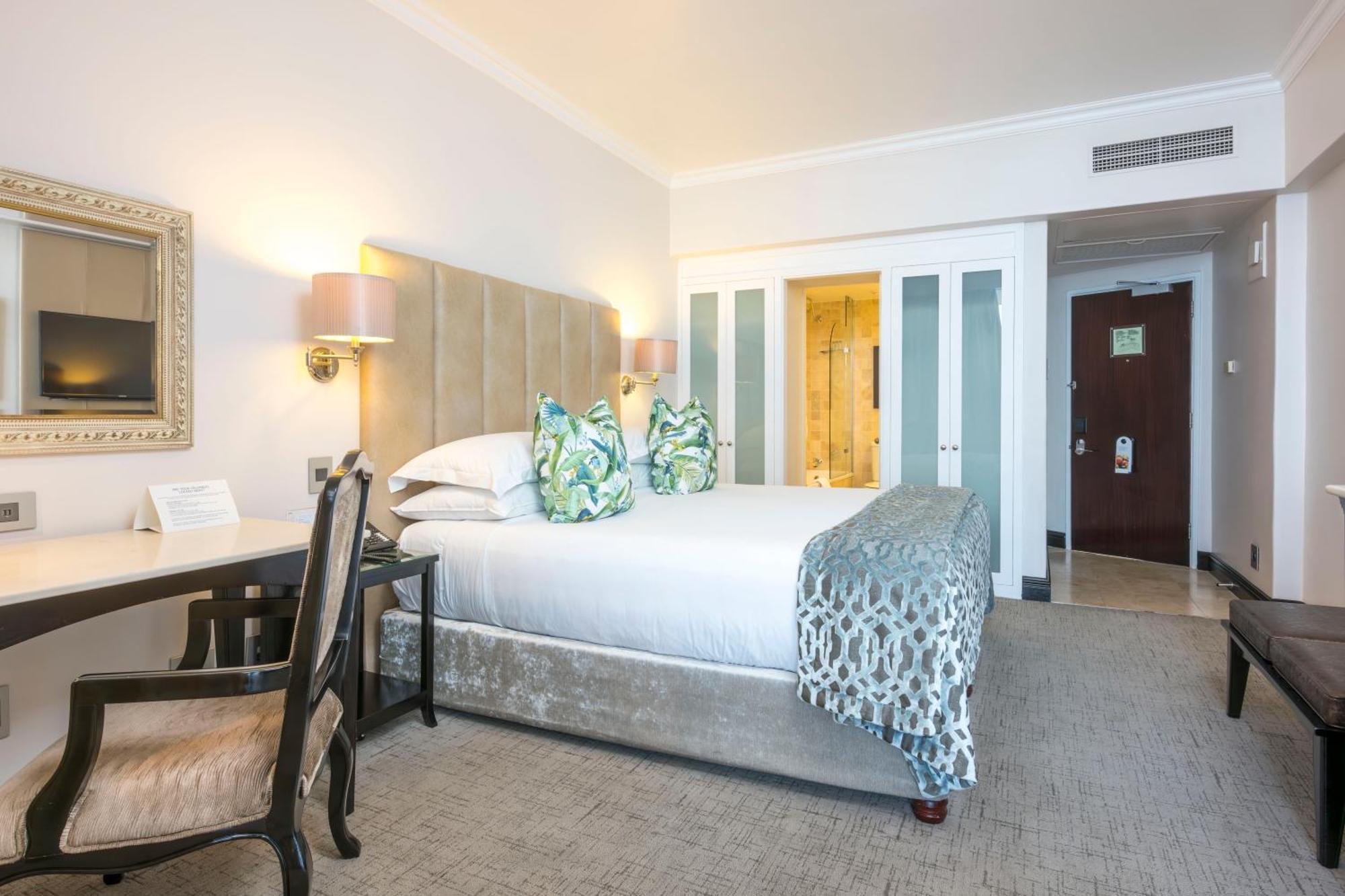 Beverly Hills Durban Eksteriør billede A bedroom at the Cape Town Protea Hotel