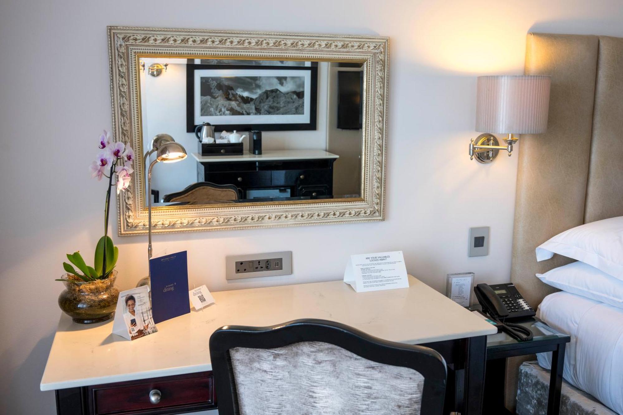 Beverly Hills Durban Eksteriør billede A dressing table