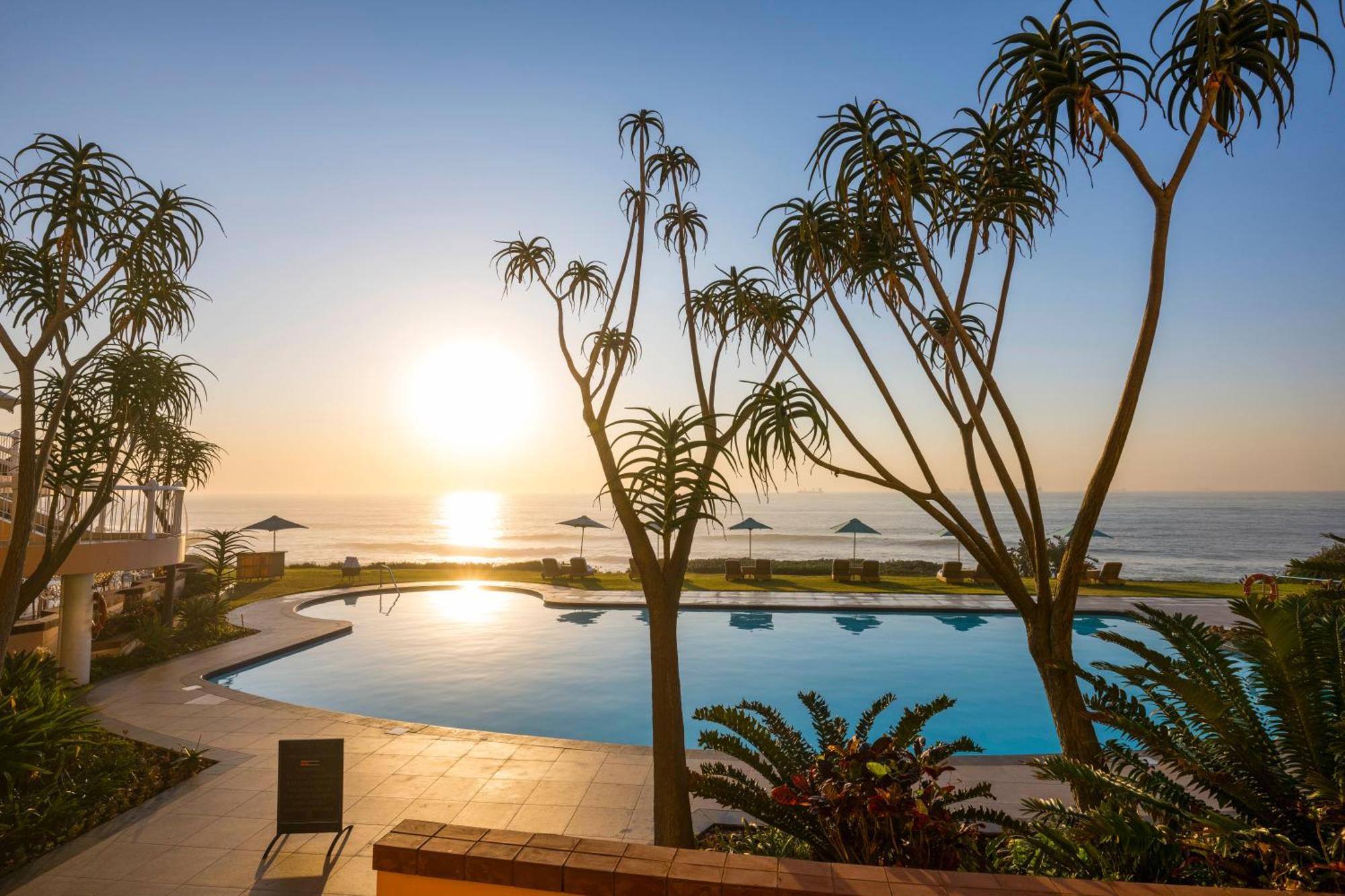 Beverly Hills Durban Eksteriør billede Sunset at the pool